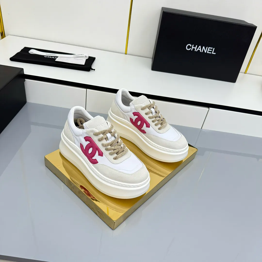 👟👟Ex-factory price 660👟👟 Top version! Chanel Chanel panda shoes! 2025 counter's top casual sports shoes. This classic design; the upper is electro-embroidered with a variety of techniques; the outsole is fashionable and sporty; the unusual inclusion of a variety of color matching elements... The diversified mix and match is very good-looking and versatile, and can be used for leisure, fashion, sports, and outdoor... ꫛꫀꪝ Go➫ Materials: ❶Upper made of: original imported first-layer silk cowhide + original waterproof cloth + original first-layer cowhide ❷Inner lining: Original Yangli+wang ❸ Outsole based on: Original TPU combination outsole Counter boutique packaging complete set for women 35–41